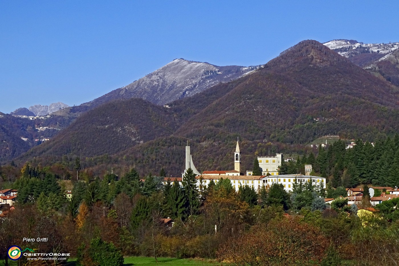 53 Celana con da sfondo il Monte Tesoro.JPG -                                